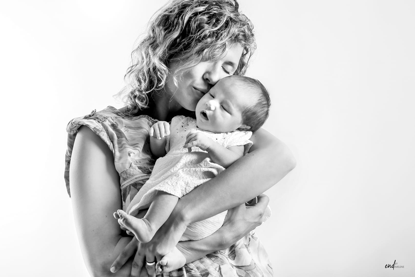 Photo New Born de maman et son bébé, réalisée par Emeline DELSAUT à Naucelle près de Rodez