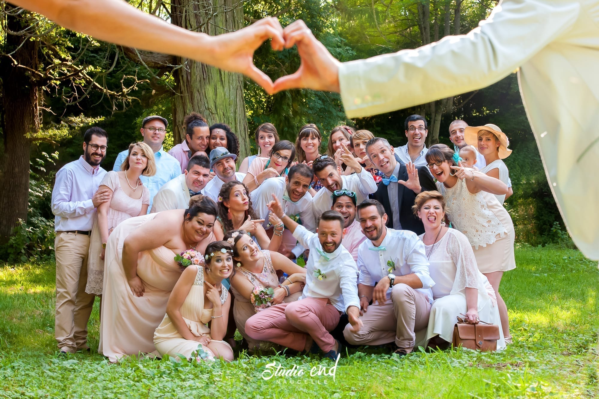 Photo de groupe originale pendant un mariage Occitanie