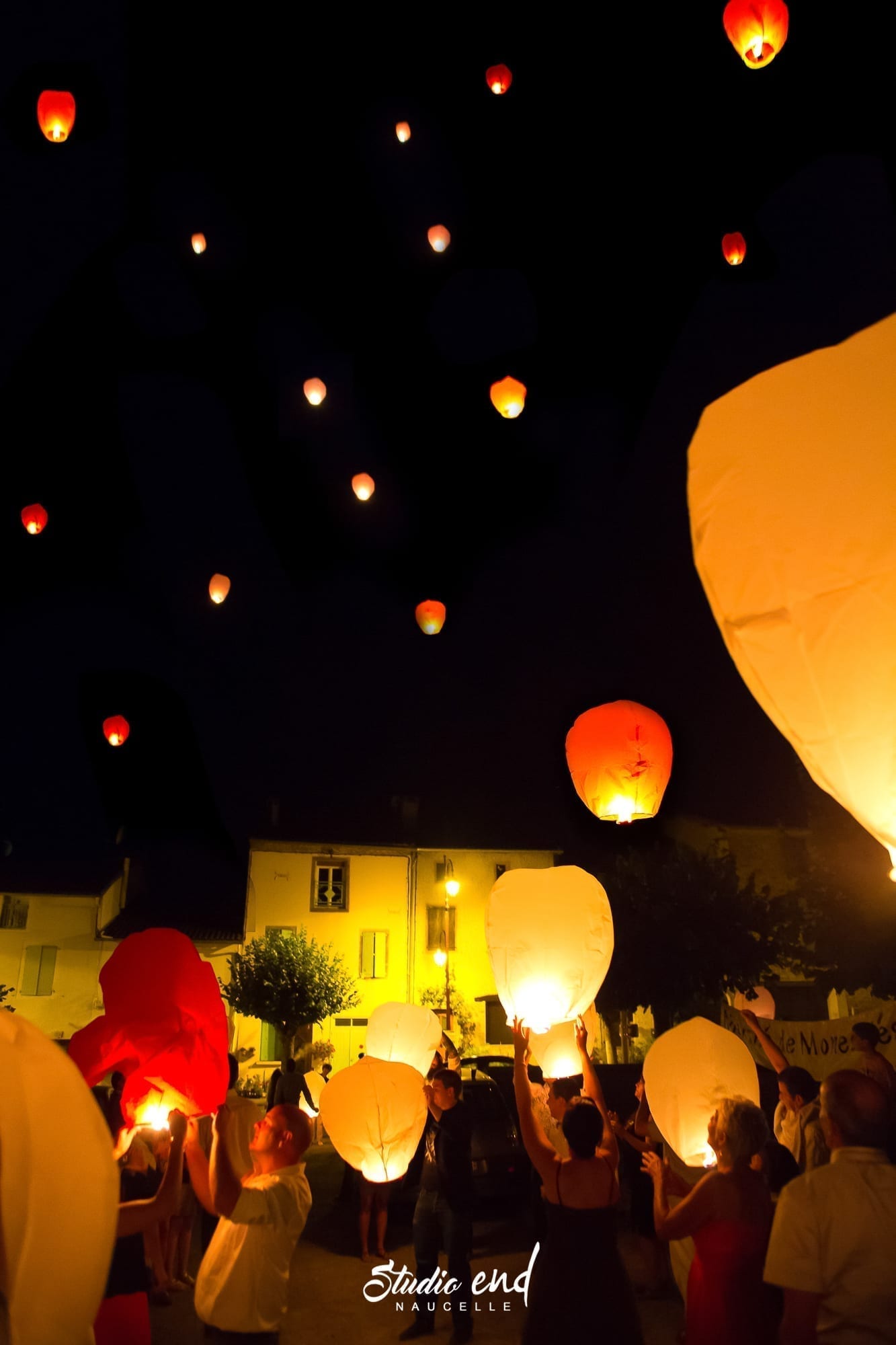 photo lanternes chinoises lancées dans la nuit pour un mariage en Aveyron